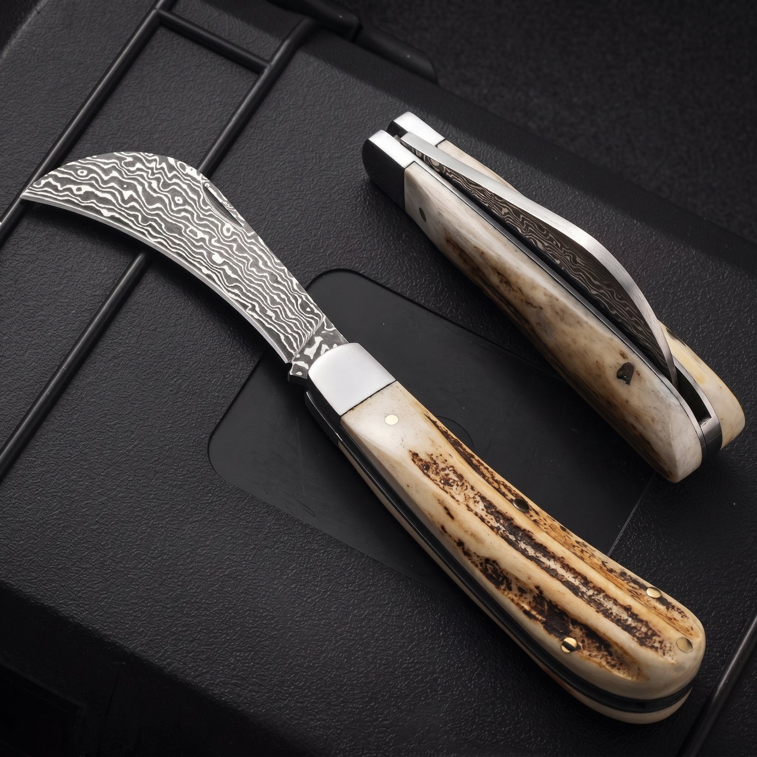 Damascus Folding Knife – Pterosaur Titanium Alloy High-End Folding Knife (Two Styles: Checkered Pattern, Flat Tip) Gray Handle, White Blade – Outdoor Camping, EDC, Handcrafted Knife, Collectible Gift, Display Piece, Hand-Forged Gift Edition