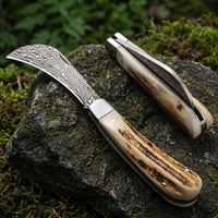 Damascus Folding Knife – Pterosaur Titanium Alloy High-End Folding Knife (Two Styles: Checkered Pattern, Flat Tip) Gray Handle, White Blade – Outdoor Camping, EDC, Handcrafted Knife, Collectible Gift, Display Piece, Hand-Forged Gift Edition