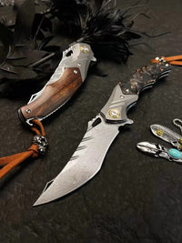 [Damascus Folding Knife “Poison Owl” (M390)] 6931 Outdoor Camping EDC Handcrafted Knife Collection Gift Display Special Hand-Forged Gift Edition